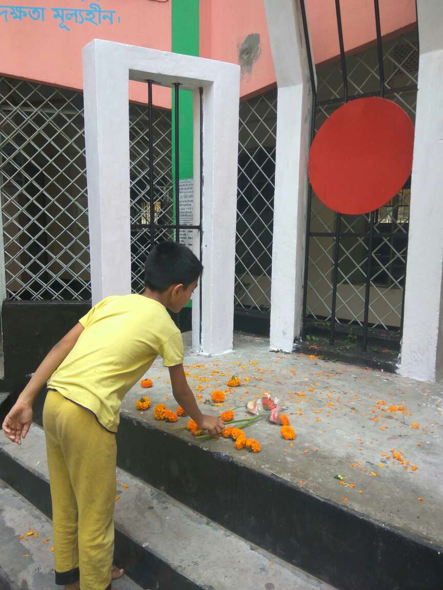 Abdullah giving flower at Shahid Minar